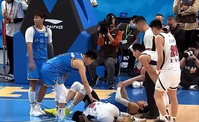 清晨广东宏远伤情更新:NBA总决赛节点到来;悬念犹存;资深球员宣示担当的简单介绍 清晨广东宏远伤情更新:NBA总决赛节点到来;悬念犹存;资深球员宣示担当的简单介绍